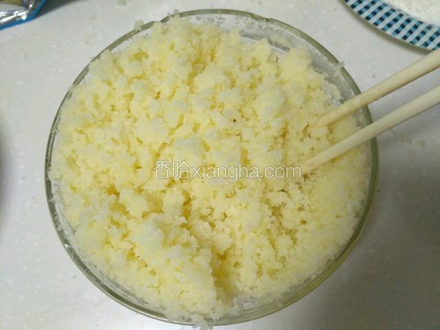 将那个椰蓉倒进融化好的黄油里然后搅拌均匀，稍微放凉一点。