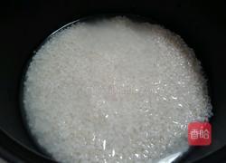 青椒榨菜肉煲仔饭的做法图解1