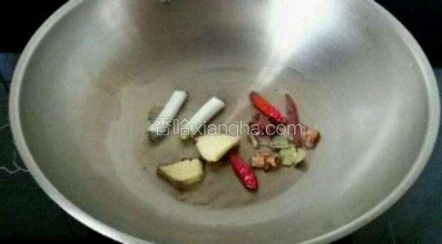 锅中放花生油，油热之后放葱，姜，干辣椒，花椒，八角，香叶，桂皮爆香。