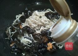 金针菇炒木耳的做法图解7