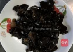 猪肉炒木耳的做法图解2