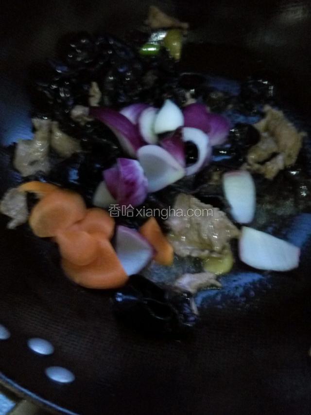 再放入洋葱，胡萝卜翻炒，加入适量白糖，生抽，盐翻炒均匀