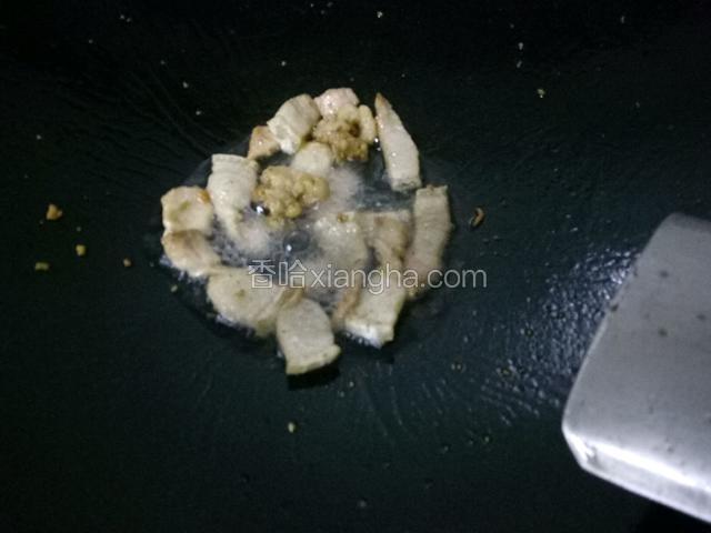 等肉出油后变微黄