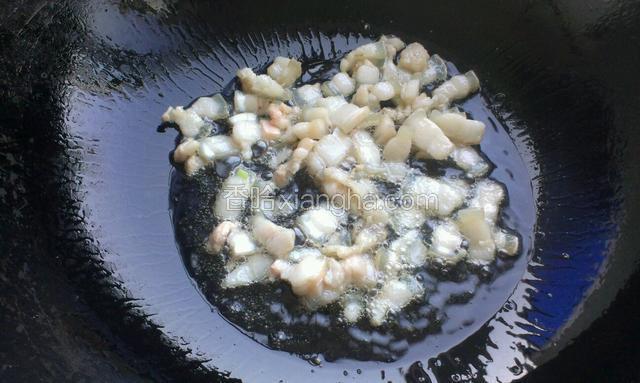 炒锅热油，先把肥肉放入编炒出油