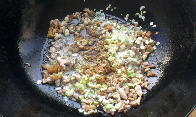 放五香粉，生抽，米醋翻炒