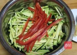 南瓜丝炒咸鸭蛋的做法图解2