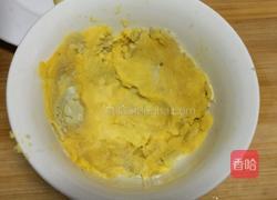 南瓜丝炒咸鸭蛋的做法图解3