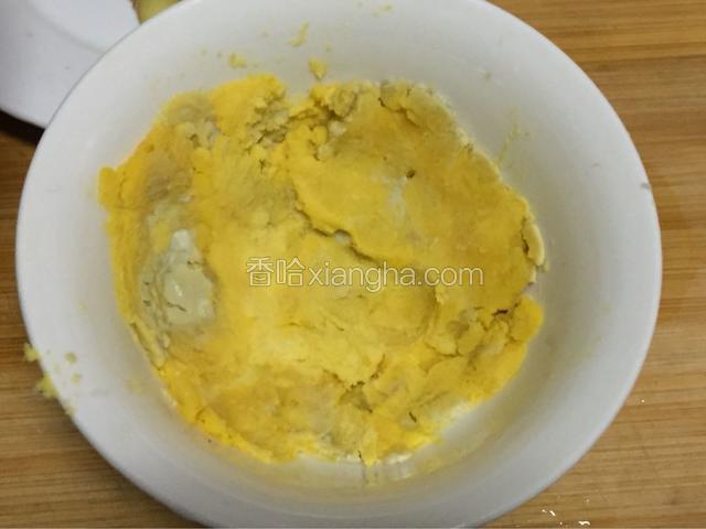 咸鸭蛋只取蛋黄碾碎（我这是自制的咸蛋，没有起油）