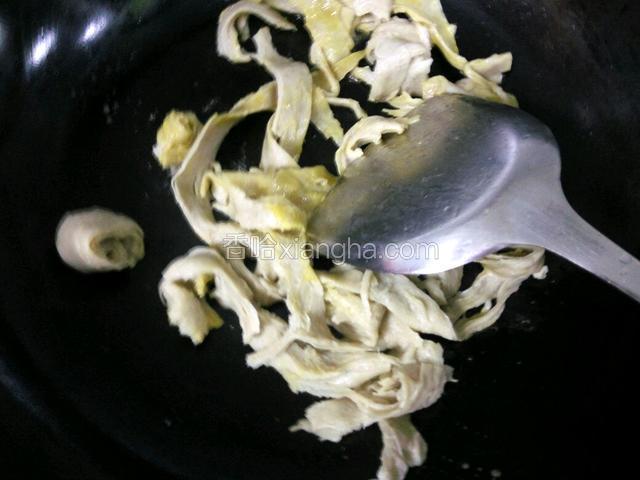 热油，放入面筋