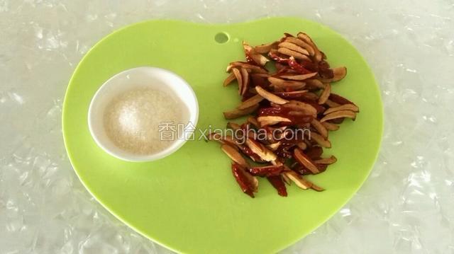 把红枣去核切条。
