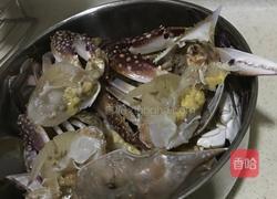 葱爆螃蟹的做法图解1