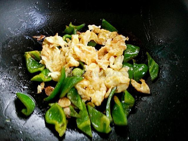 将鸡蛋放入，翻炒均匀