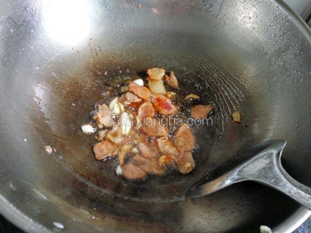 热锅凉油下入肥肉炒出油，把瘦肉放入锅内，淋少许老抽炒变色