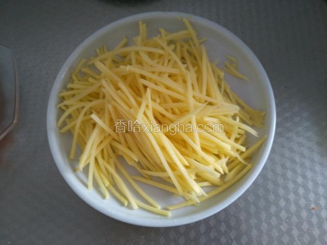 土豆切丝备用。