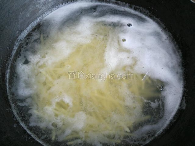 锅里烧开水，然后下土豆丝打水焯。