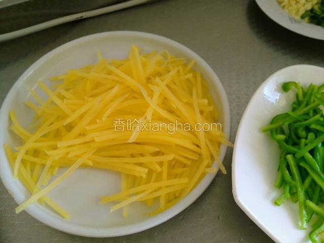 土豆丝打水焯。。