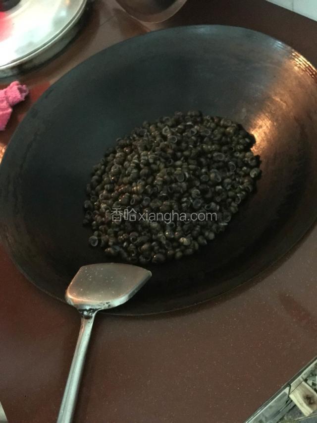 锅烧热倒入石螺