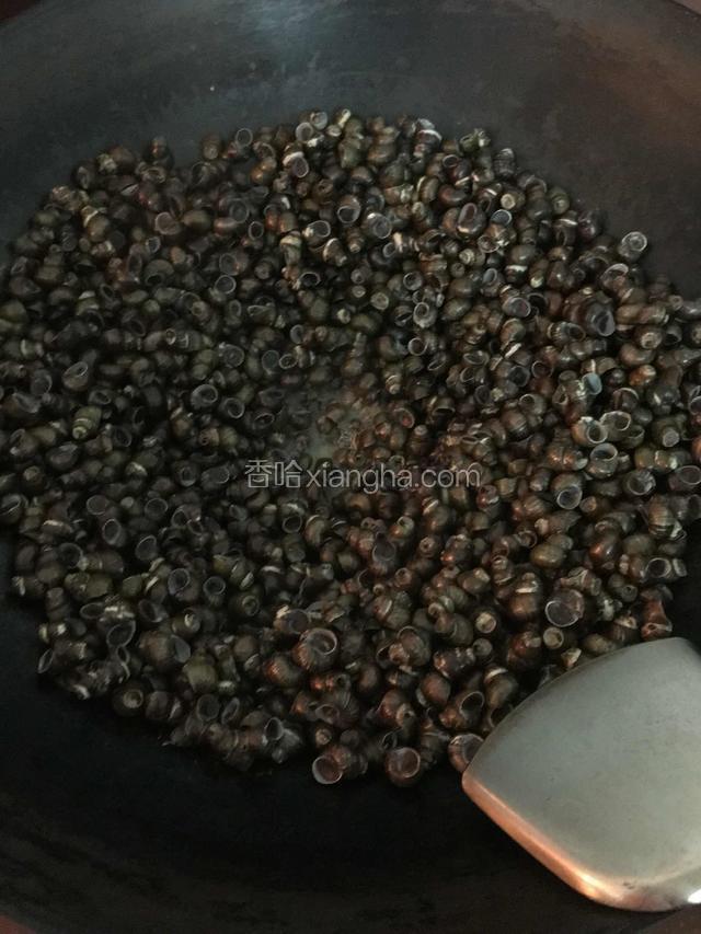 炒七八分钟水就出来，把炒出来的水铲出继续炒