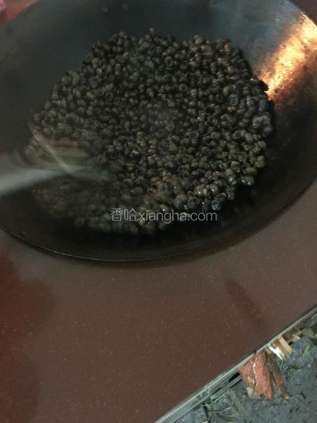 炒到锅里没水放油继续炒香