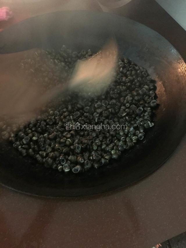 炒干继续加入白酒炒均匀