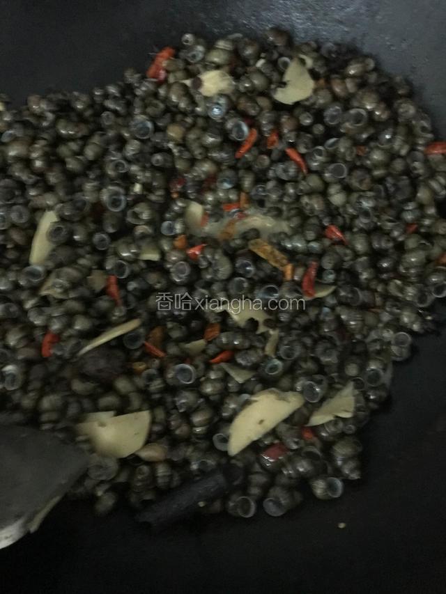 时间到加入蚝油继续翻炒均匀即可出锅