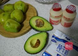 猕猴桃牛油果饮的做法图解1