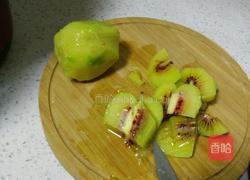 猕猴桃牛油果饮的做法图解2