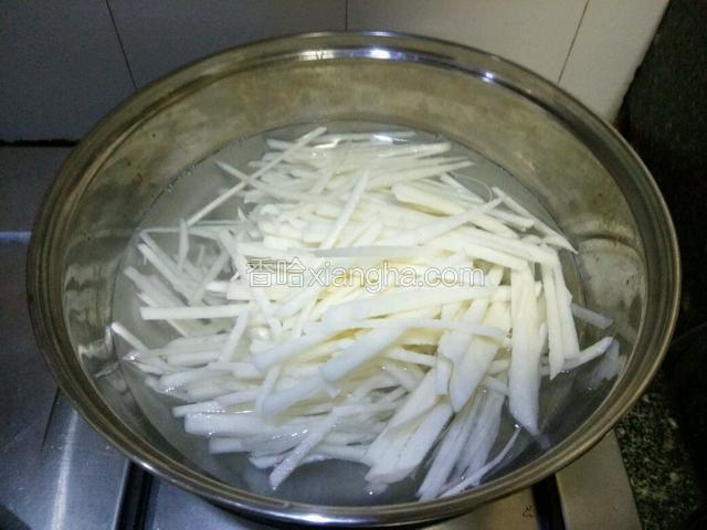 地瓜过水，煮熟捞起