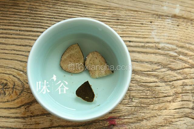 陈皮用水浸泡，泡软后刮掉里面白色那层，要不然会苦。