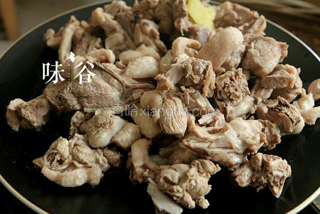 锅内烧开水倒入料酒，放入鸭肉姜片，沸腾后再煮2，3分钟，煮出血沫后捞起冲洗干净。