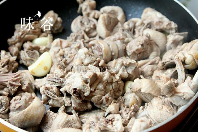 锅内放蒜爆香，倒进沥干水的鸭肉，炒至金黄。