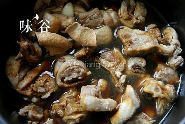炒好的鸭肉倒入电饭锅内，倒入水，没过鸭肉就行，倒入酱油，老抽，料酒，陈皮，冰糖，按下煮饭键。