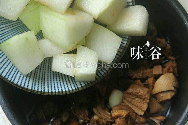 电饭锅内水沸腾后倒入冬瓜，跳键就可以了。