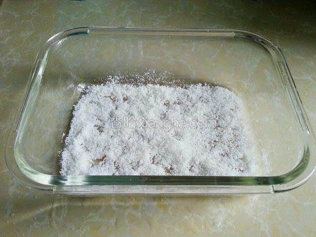 在玻璃器皿上铺一层椰蓉