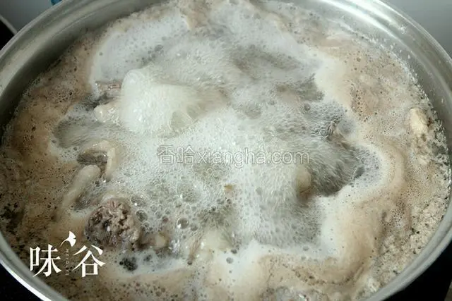 锅内烧开水倒入料酒，放入鸭肉姜片，沸腾后再煮2，3分钟，煮出血沫后捞起冲洗干净。