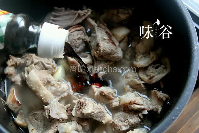 炒好的鸭肉倒入电饭锅内，倒入水，没过鸭肉就行，翻入酱油，老抽，料酒，香叶八角甘草，冰糖，南乳，按下煮饭键。