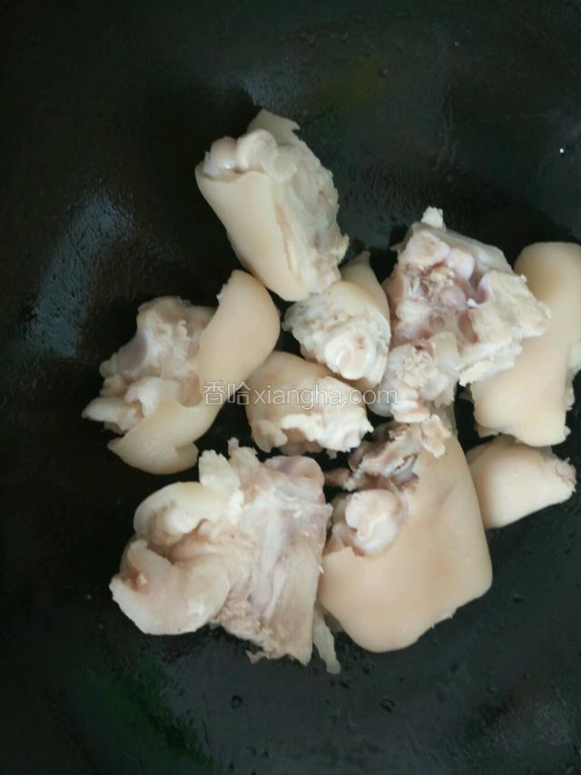 锅中烧油下猪蹄翻炒