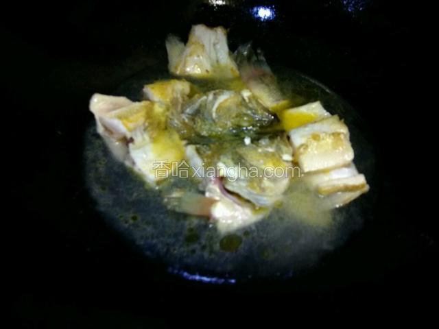 两面煎黄，加入一大碗清水入锅煮