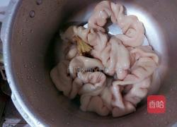 酸菜炒猪肠的做法图解3