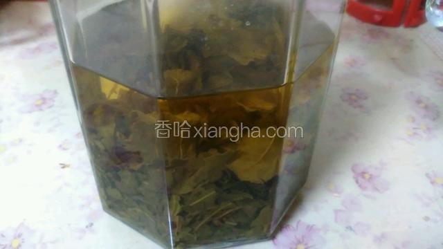 泡好茶水后过滤到碗中