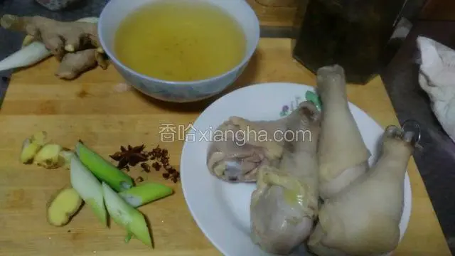 焯好的鸡腿捞出