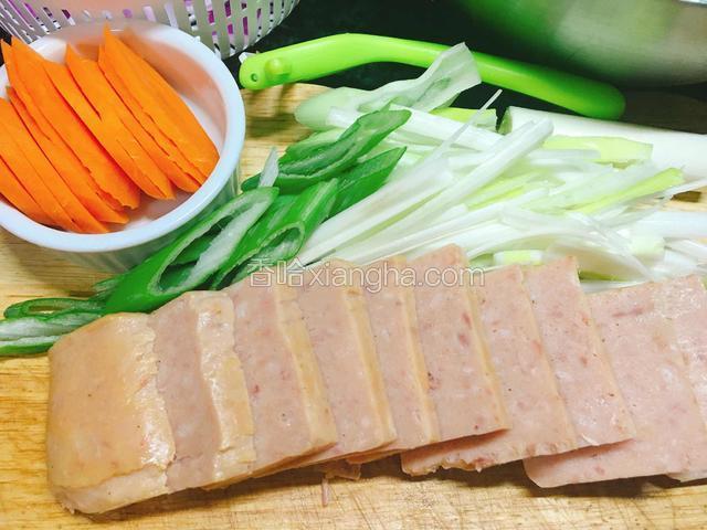 午餐肉切片、胡萝卜去皮切片。