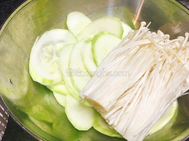 西葫芦削皮切片。金针菇去根洗净。