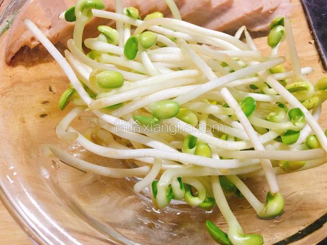 豆芽洗净去根。