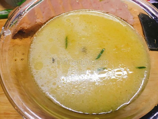 中午用鱼头熬的鱼汤。此步骤可以用清水代替。