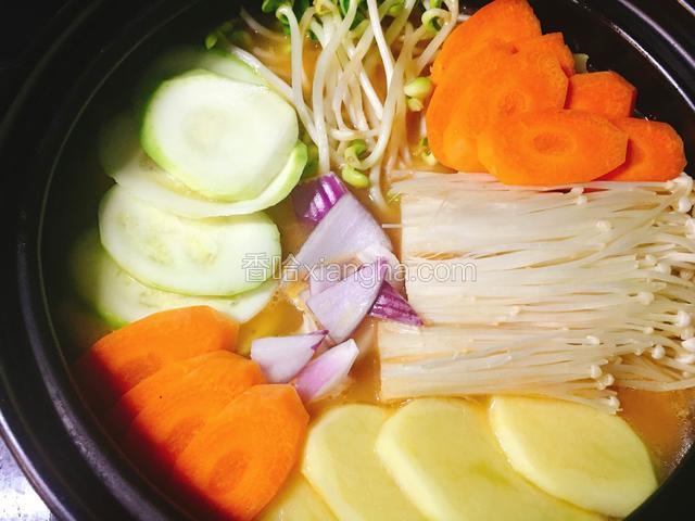 码上一圈土豆、金针菇、胡萝卜、豆芽、西葫芦。中间放洋葱。
