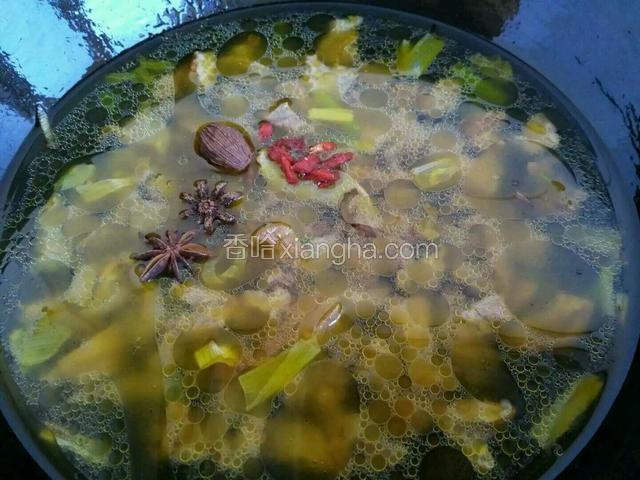 加适量的开水。（在放入八角，草果，枸杞等）大火烧开。