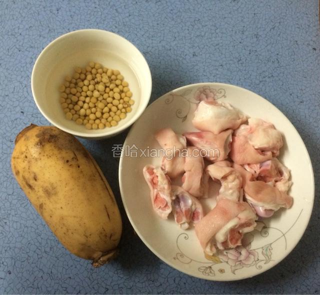 准备好图中的食材，黄豆提前用冷水浸泡一会儿。