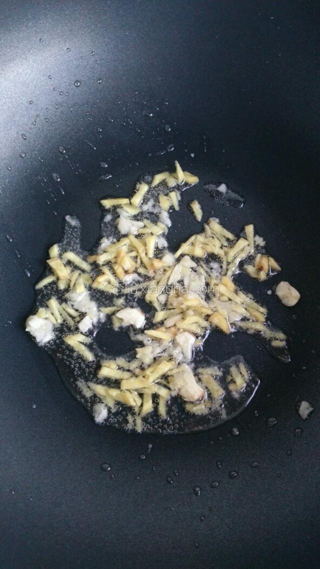 热油锅，倒入姜蒜小火煸香。