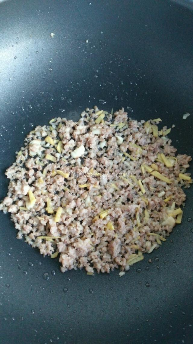 倒入肉末炒至变色。